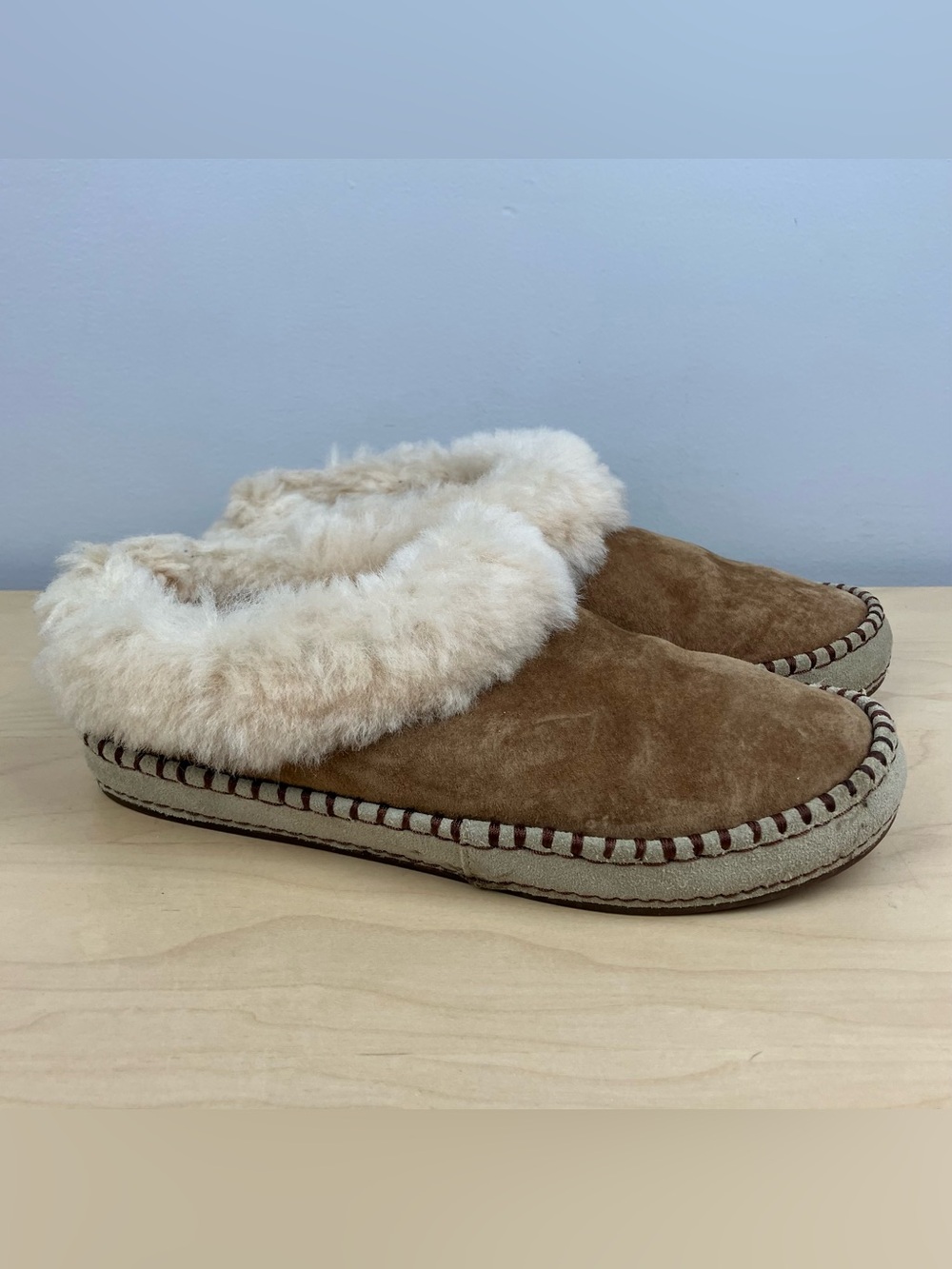 UGG Women’s Size 7.0 Wrin Slippers Brown Suede Fur Lined Slip On Shoes.